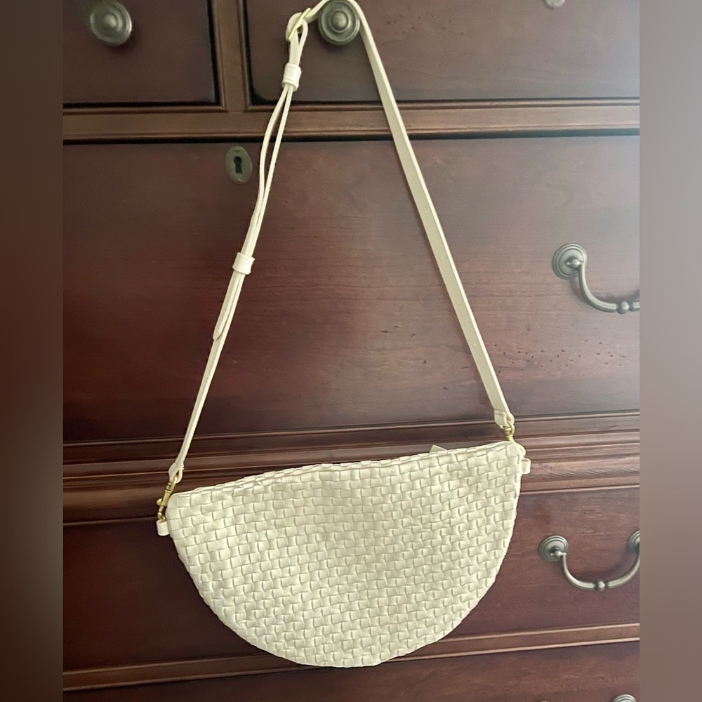 Clare V. GRANDE FANNY
Cream Woven Checker
EUC - Picture 3 of 6